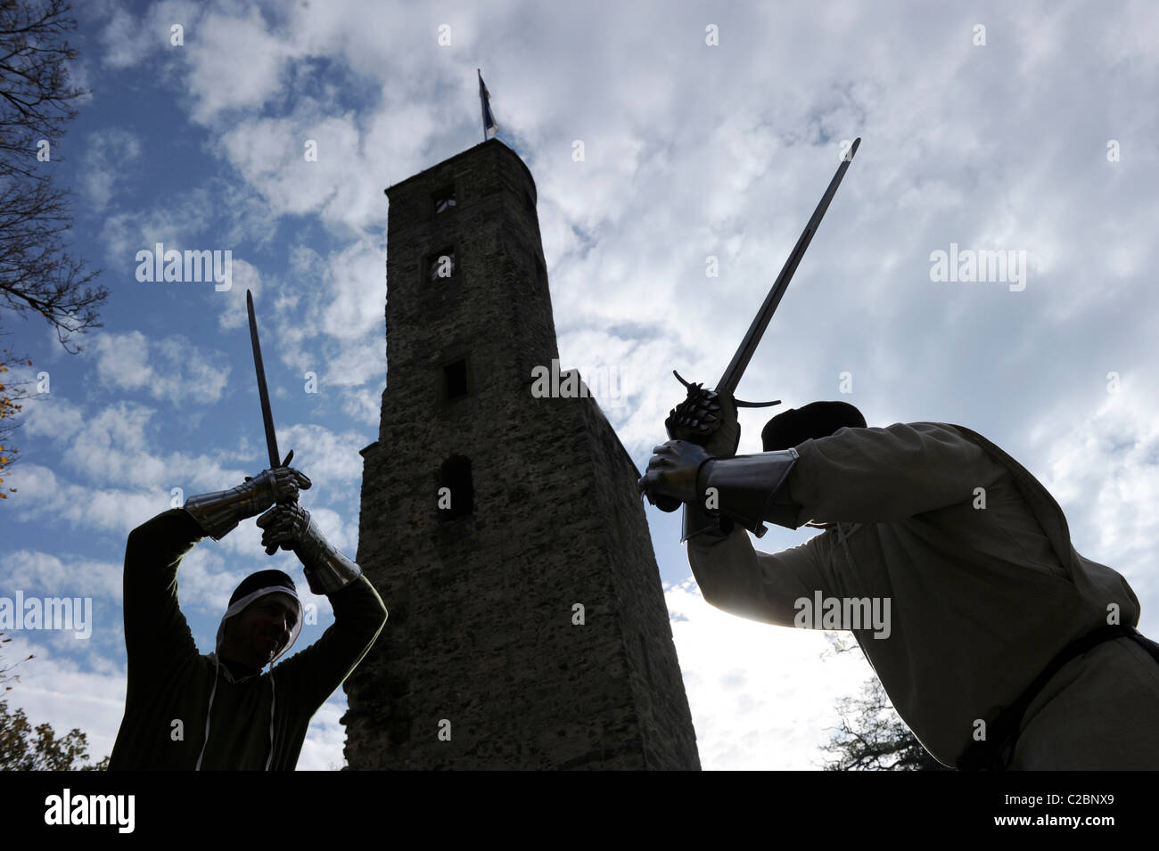 La città e il castello di Loewenstein a Baden Wuertemberg in Germania. Mostra bout con spade di fronte al castello. Foto Stock