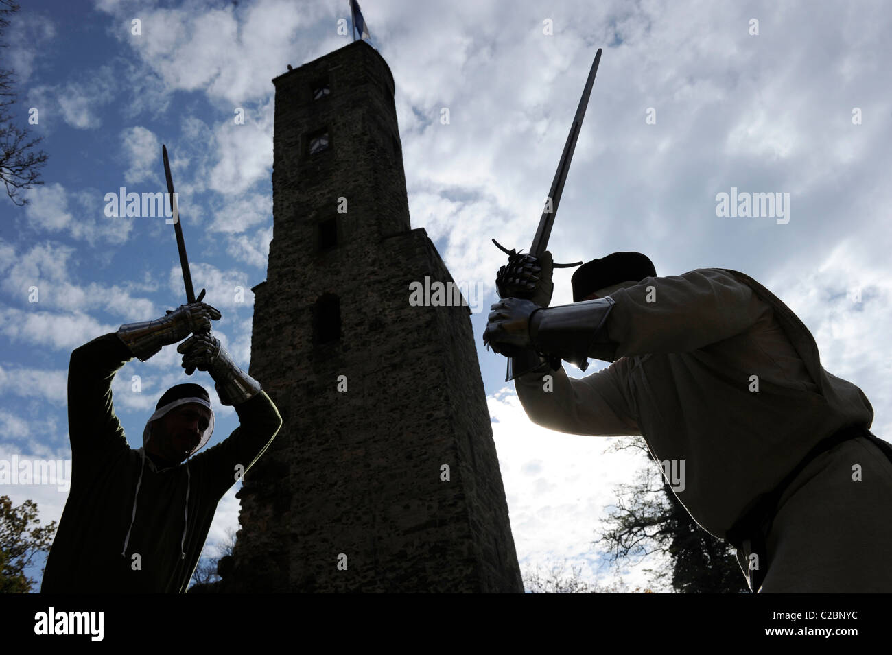 La città e il castello di Loewenstein a Baden Wuertemberg in Germania. Mostra bout con spade di fronte al castello. Foto Stock
