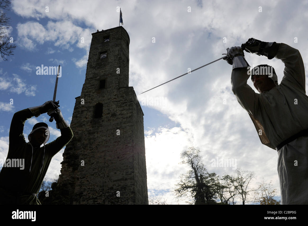 La città e il castello di Loewenstein a Baden Wuertemberg in Germania. Mostra bout con spade di fronte al castello. Foto Stock