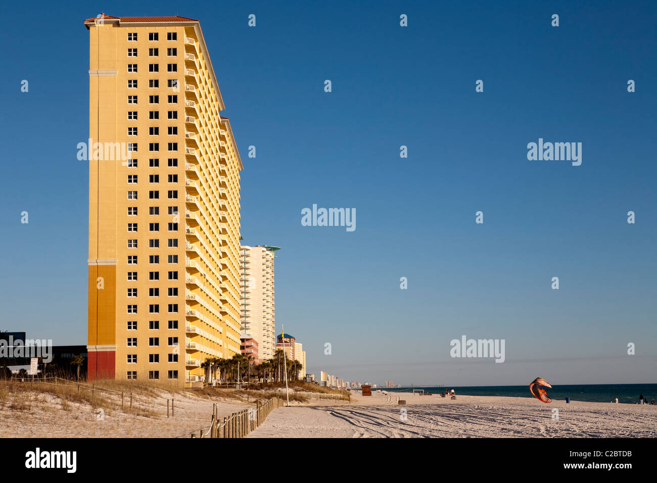 Alto edificio di condomini su Panama City Beach, costa del Golfo della Florida, Stati Uniti d'America Foto Stock