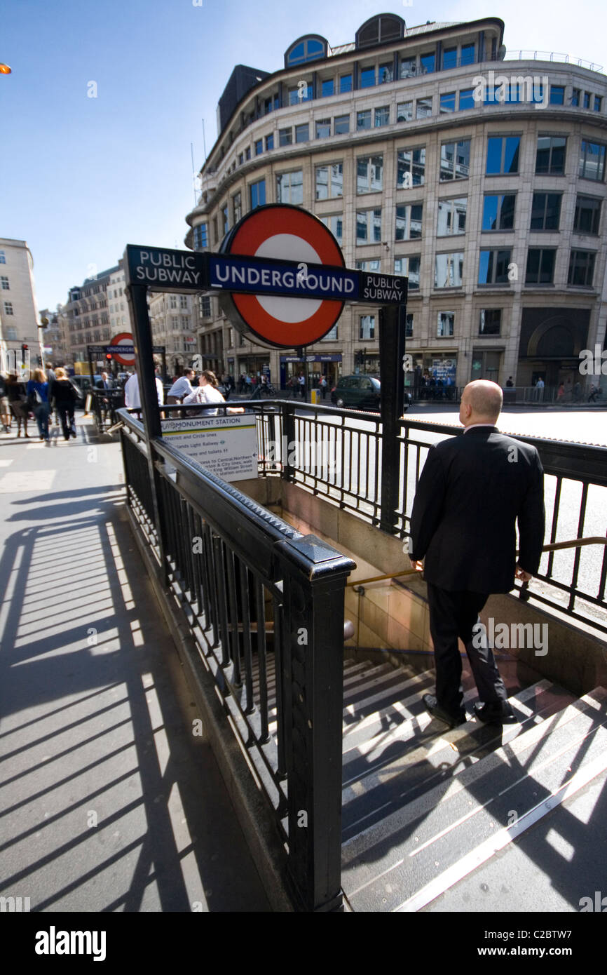 Scendere nella metropolitana di Londra la stazione ferroviaria. Foto Stock