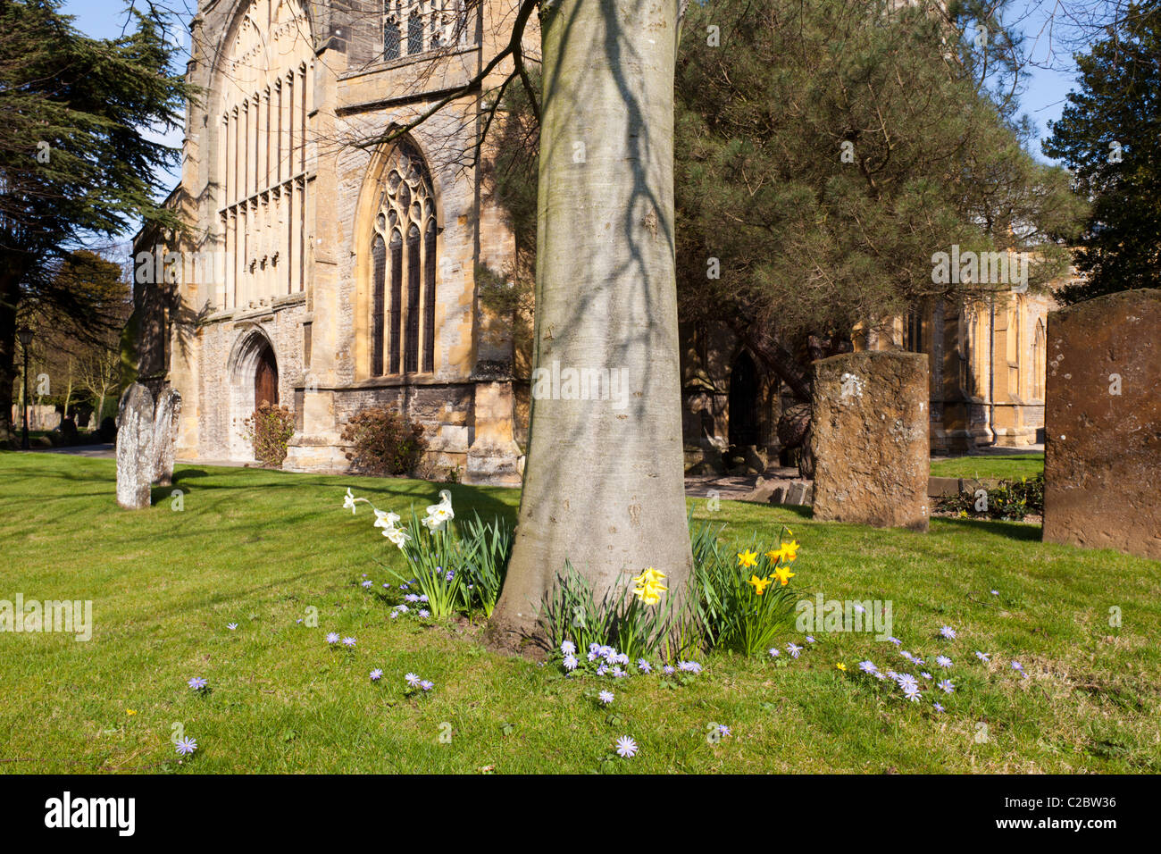 Primavera alla chiesa della Santa Trinità, Stratford upon Avon, Warwickshire - William e Anne Shakespeare sono sepolti qui Foto Stock