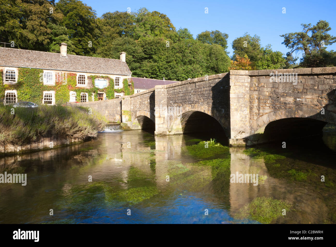 Ponte sul Fiume Coln; Bibury; Gloucestershire; Cotswolds; Inghilterra Foto Stock