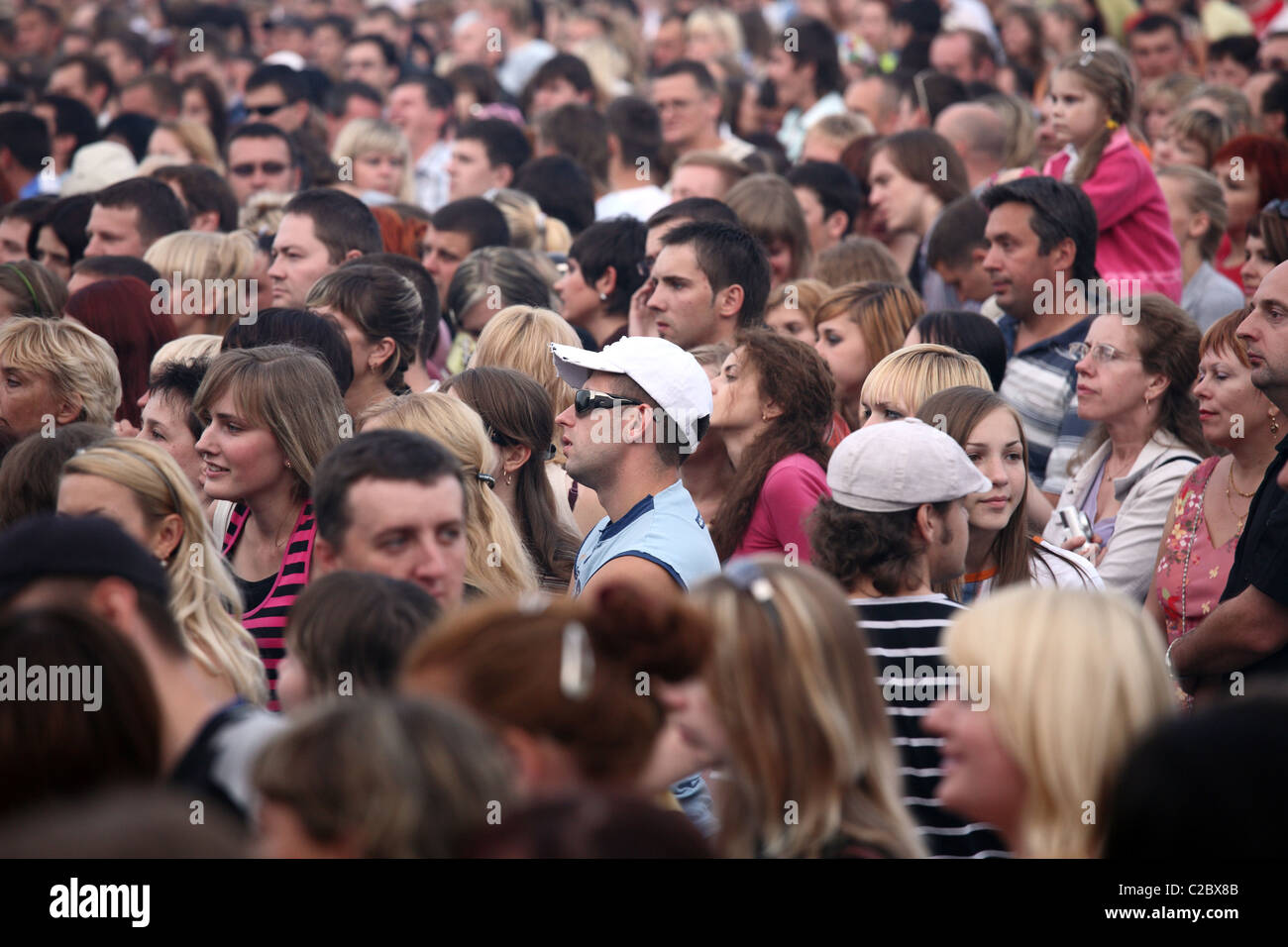 Una folla festa un concerto all'aperto, Hrodna, Bielorussia Foto Stock