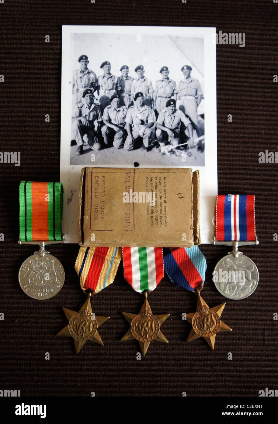 Foto della 8a armata, cinquantesimo Royal serbatoio del reggimento di soldati durante il WW2 e soldati campagna e medaglie di servizio. Foto Stock