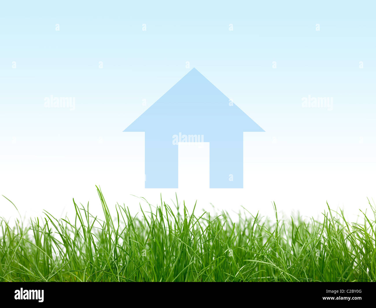 Erba verde con una casa isolata contro un cielo blu Foto Stock