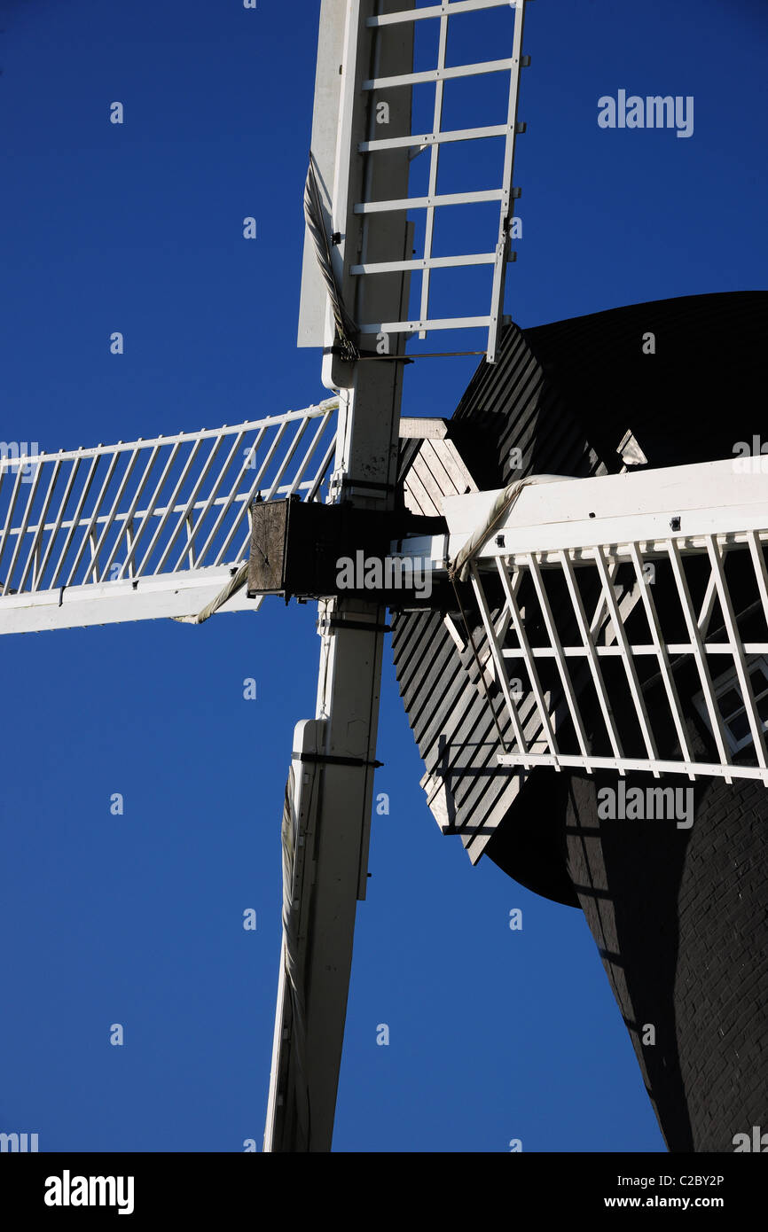 Dettaglio della vela il mozzo di un vecchio mulino a vento contro un profondo cielo blu Foto Stock