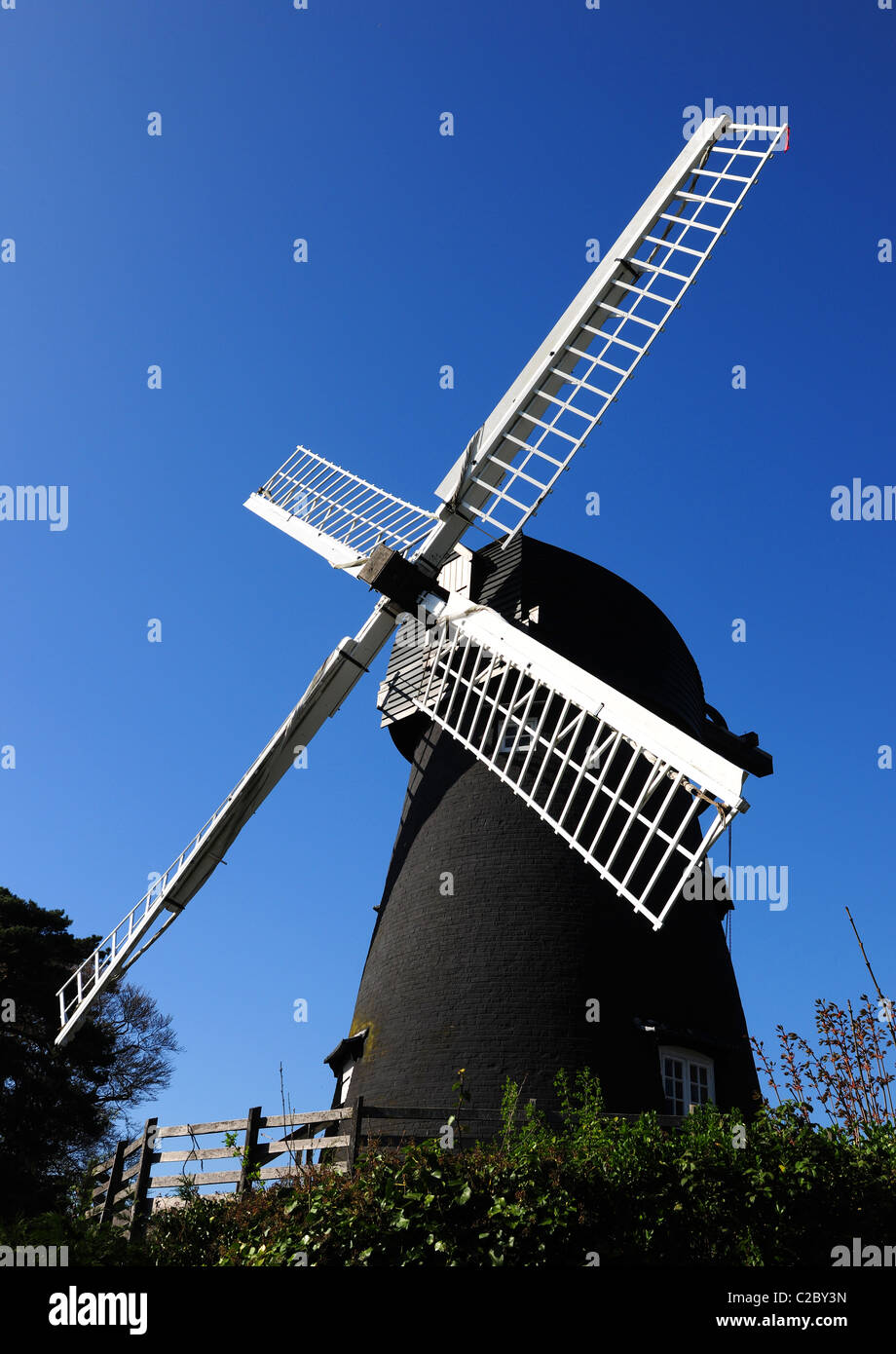 Il potere di vento al suo meglio. Un vecchio mulino a vento contro un cielo blu. Foto Stock