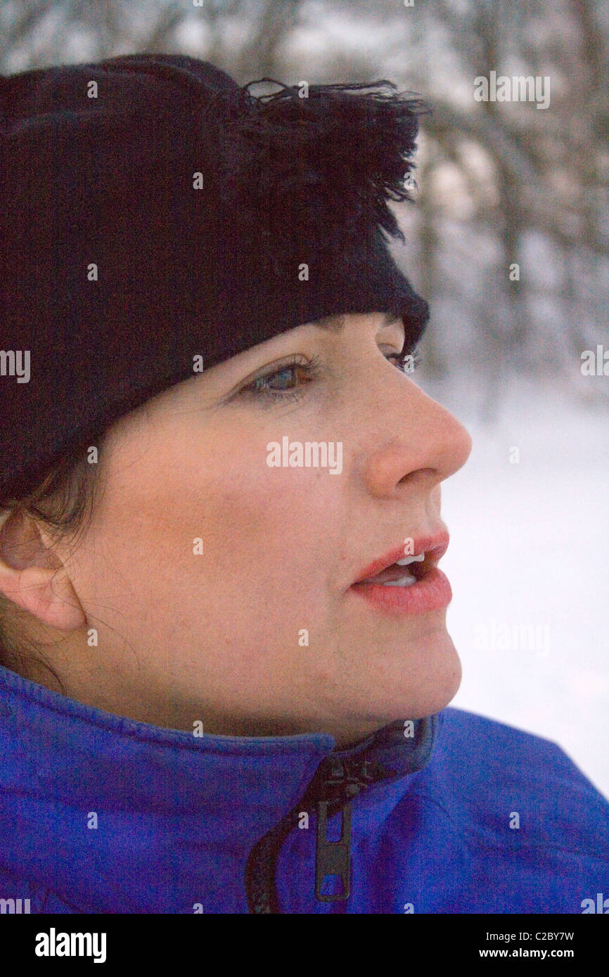 Bella donna di 39 anni godendo di una gita d'inverno. Clitherall Minnesota MN USA Foto Stock