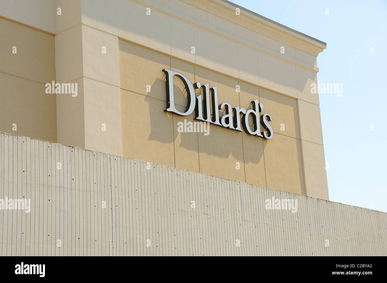 Un Dillard's Department Store è visto su un luminoso e soleggiato, cielo blu al giorno. Foto Stock