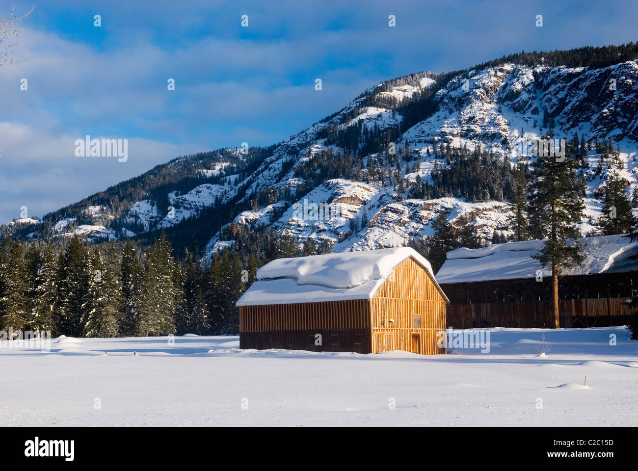 Coperta di neve fienili in alto Methow Valley Washington STATI UNITI D'AMERICA Foto Stock