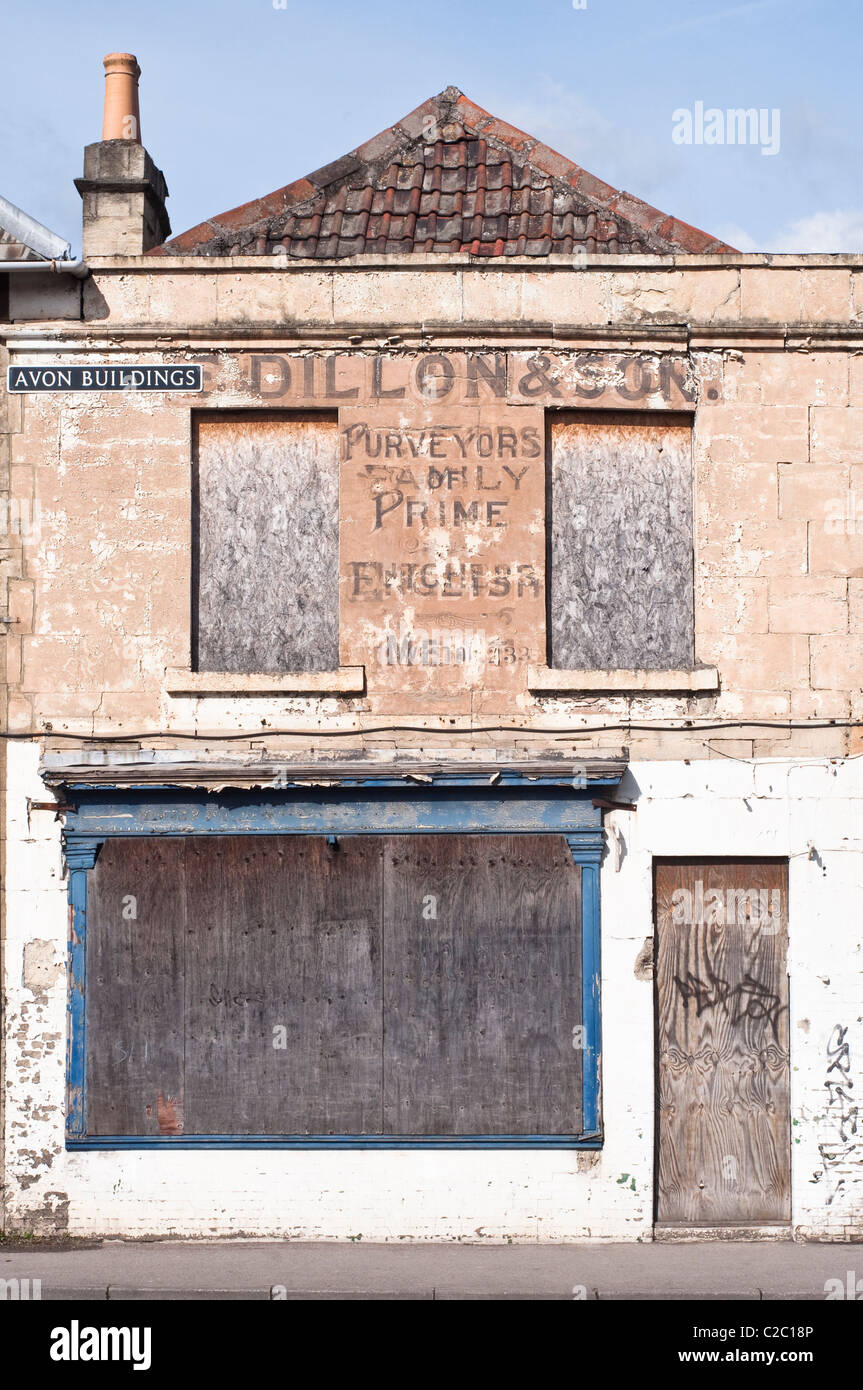 Un vecchio dipinto di fading pubblicità [segno fantasma] per una famiglia macellaio. Questo fantasma segno è a Bath, Inghilterra, Regno Unito. Foto Stock