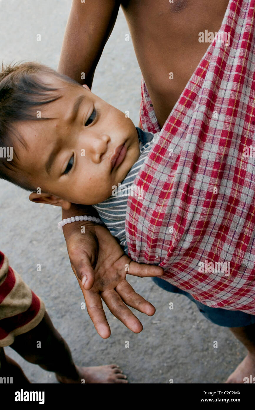 Due affamati di bambini di strada i ragazzi hanno bisogno di cibo per le strade di Kampong Cham, Cambogia. Foto Stock