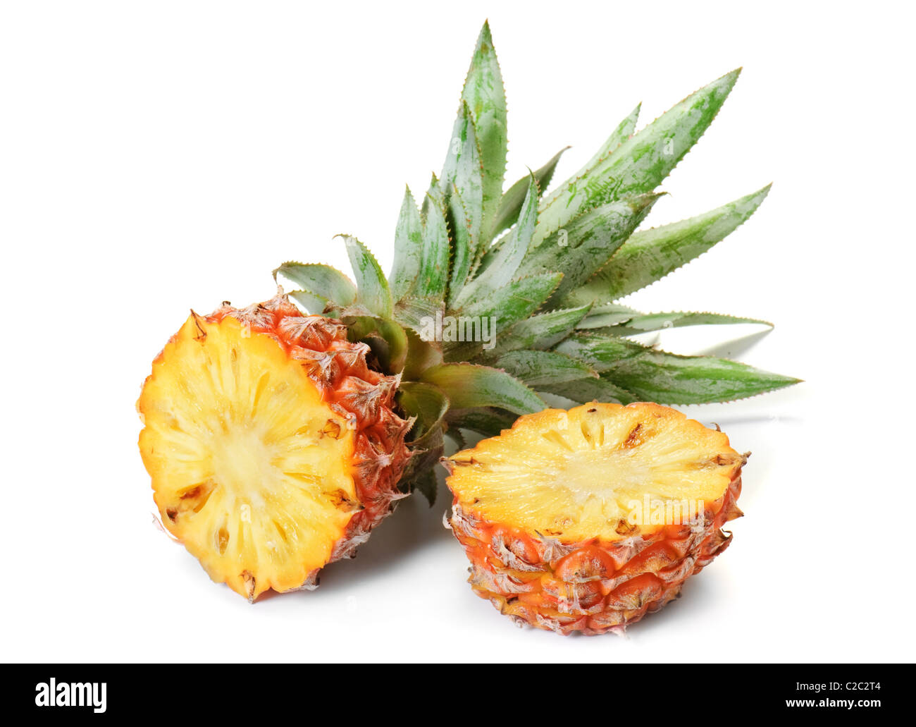 Ananas fresco frutta con taglio e foglie verdi isolati su sfondo bianco Foto Stock