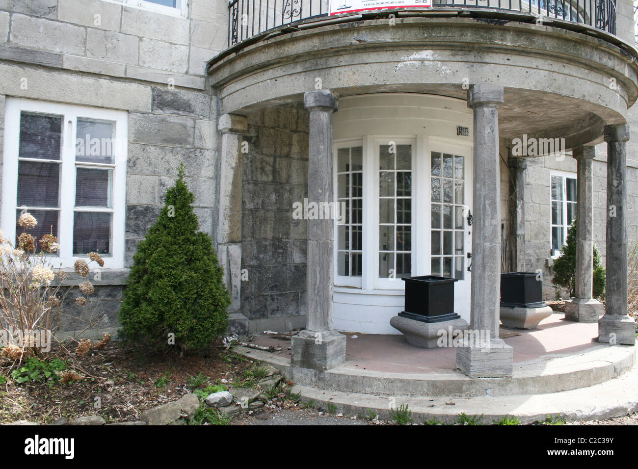 Esterno della villa antica con pilastri rotondi e balcone Foto Stock