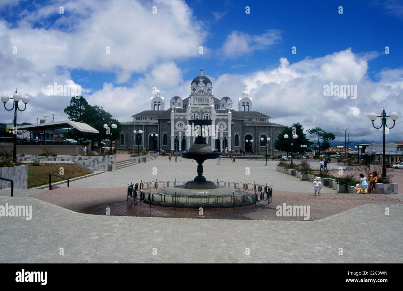 Cartago Costa Rica centro storico cattedrale cattolica la Chiesa e la piazza principale. Persone. Foto Stock