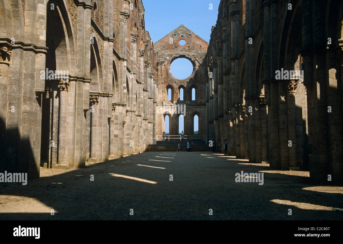 Abbazia cistercense Abbazia di San Galgano rovina religiosa arch chiesa monumento storico di architettura villaggio tranquillo deserta Foto Stock