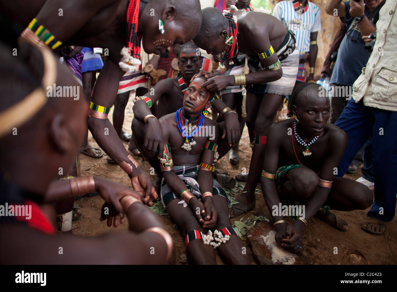 Face painting in Hammer Bull-jumping cerimonia, Turmi, Valle dell'Omo, Etiopia Foto Stock