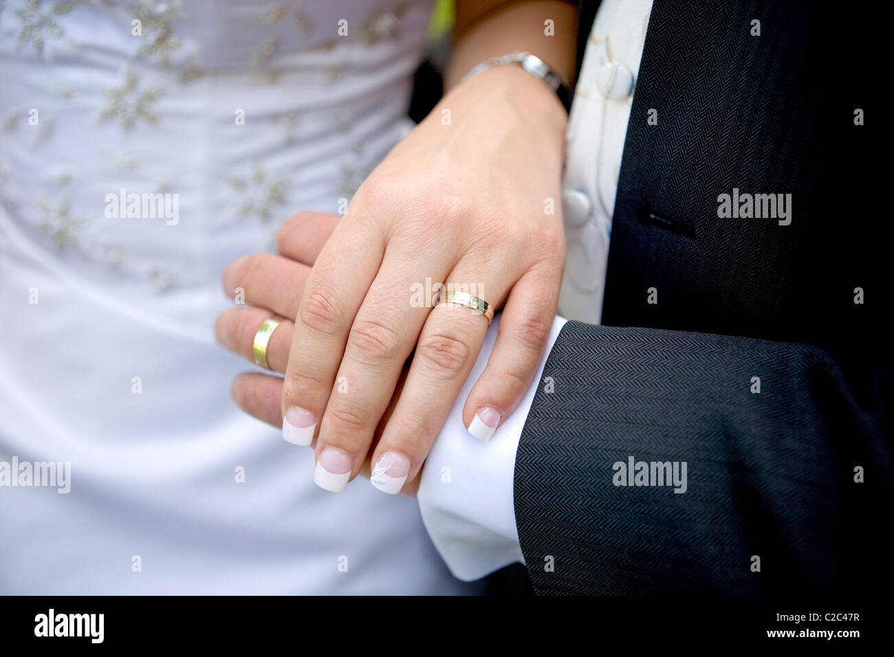 Anello di nozze le mani Foto Stock