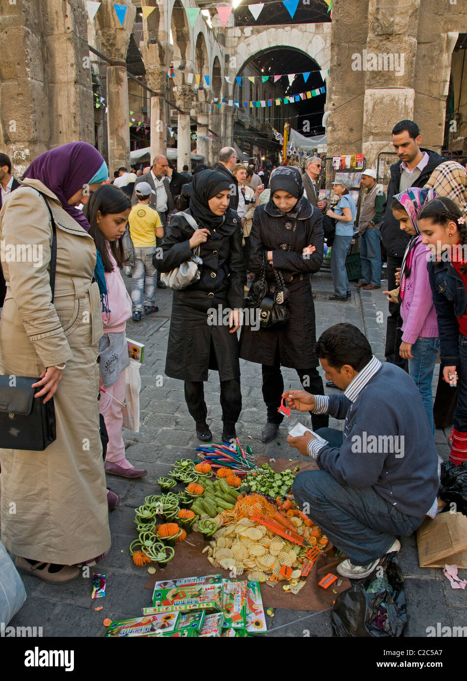 A Damasco in Siria Bazaar coltello da cucina ortaggi frutta Souq market Foto Stock