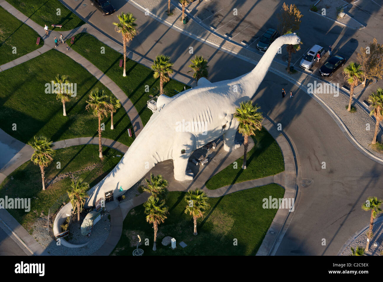 VISTA AEREA. Museo dei dinosauri (all'interno del brontosauro). Attrazioni lungo la strada lungo l'Interstate 10 a Cabazon, San Bernardino County, California, USA. Foto Stock
