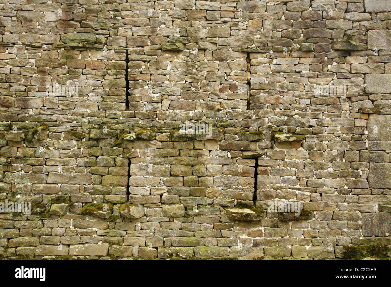 Stretta fessura windows nel lato del fienile nel Yorkshire Dales. Foto Stock