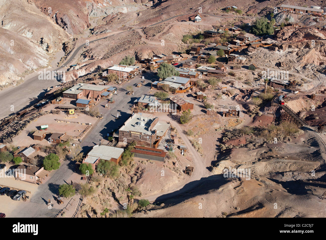 VISTA AEREA. Calico, una città mineraria d'argento nel 1860, ora una città turistica fantasma. Yermo, Mojave Desert, San Bernardino County, California, USA. Foto Stock