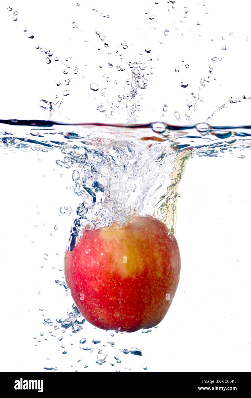 Rosso di spruzzi di apple in acqua isolati su sfondo bianco Foto Stock