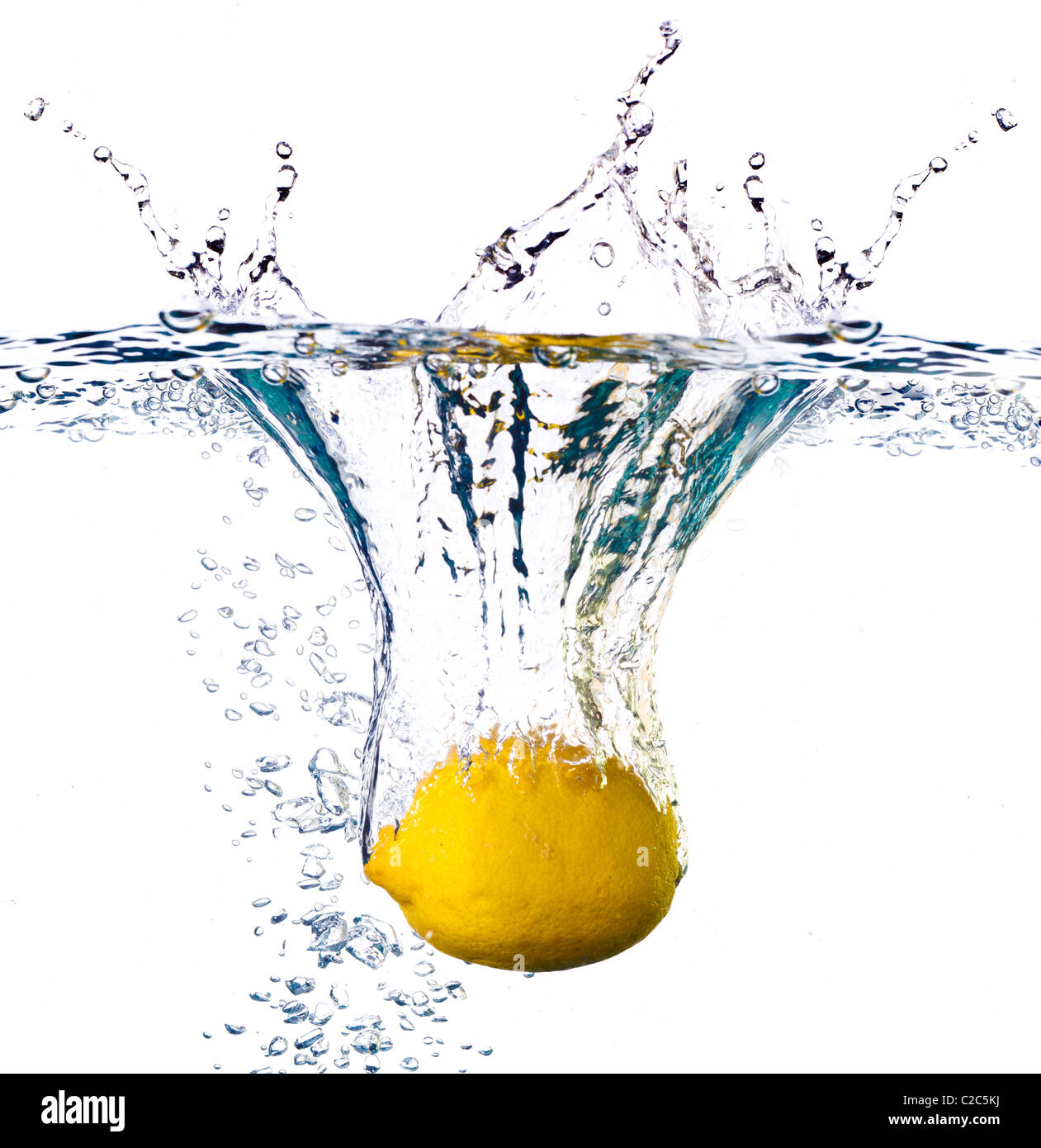 Il limone è scesa in acqua con splash isolato su bianco Foto Stock