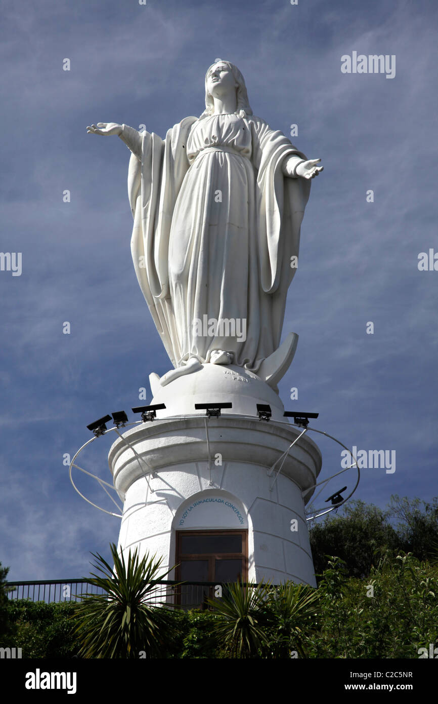 Statua della Virgen de la Inmaculada (o vergine dell'Immacolata) sul Cerro San Cristóbal, Santiago del Cile, America del Sud. Foto Stock