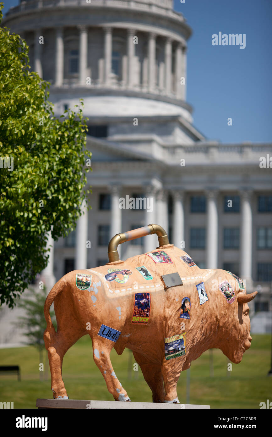 Scultura di bisonte nella sala del consiglio con il Campidoglio dello Utah sullo sfondo. Salt Lake City, Salt Lake County, Utah, USA. Foto Stock