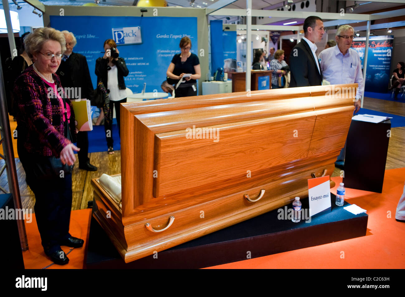 Parigi, Francia, persone che guardano i casket alla Fiera della morte, 'Salon de la Mort' Undertakers Foire Exposition Foto Stock