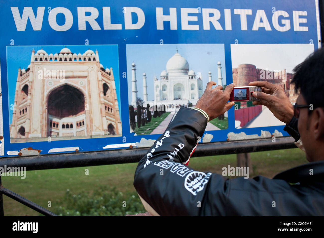 Un giovane uomo prende la foto di un Taj Mahal foto in Agra, India. Foto Stock