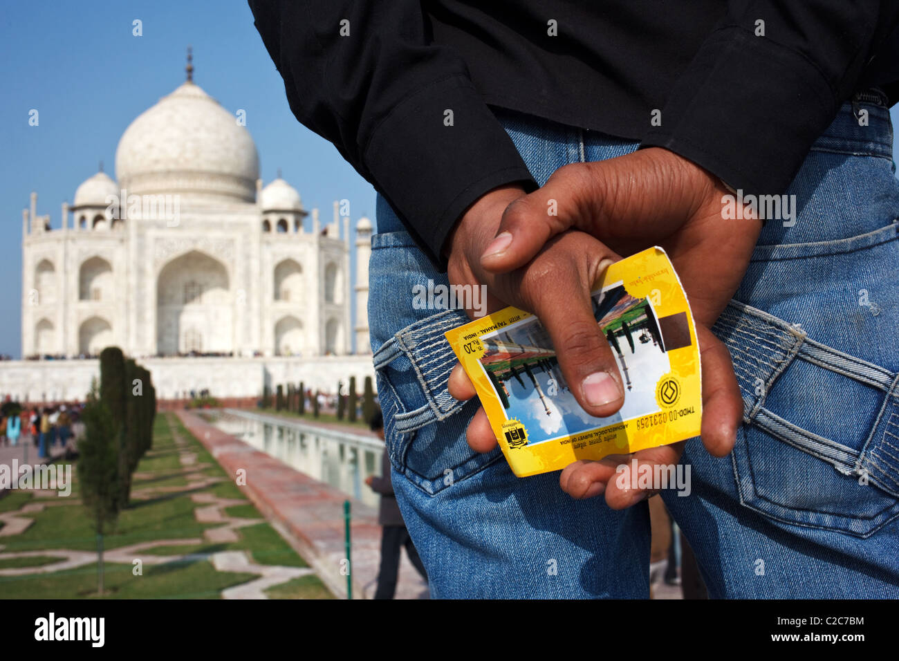 Un visitatore indiano possiede un biglietto di entrata nella parte anteriore del Taj Mahal di Agra, India. Foto Stock