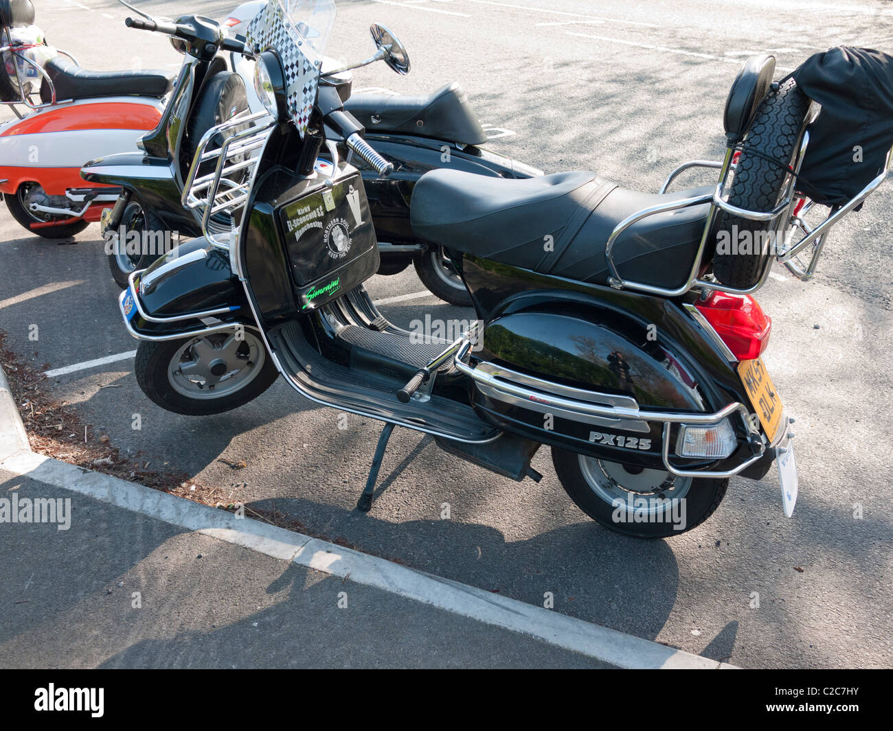 La vespa e la Lambretta. Inghilterra, Regno Unito. Foto Stock