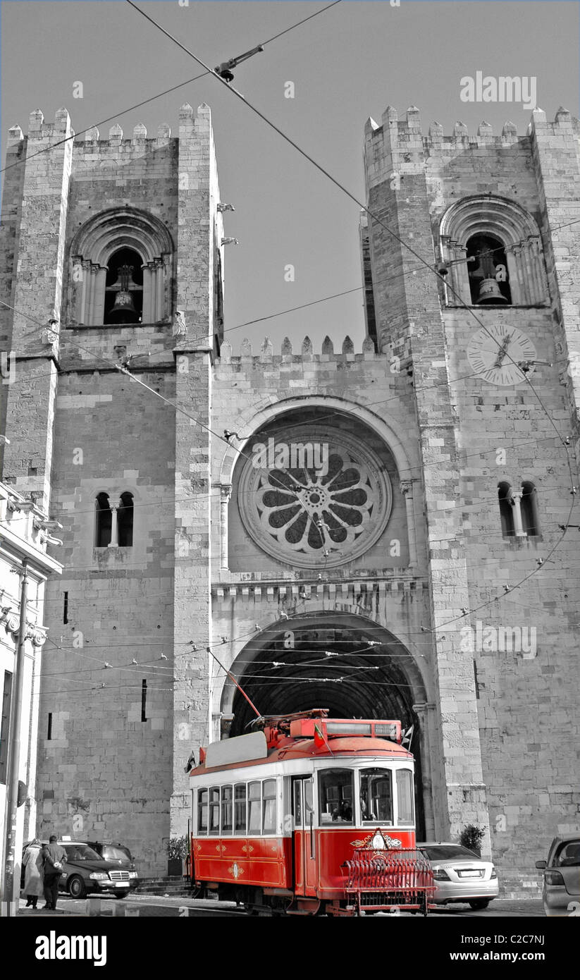 Il tram di fronte Cattedrale Sé, Lisbona. Portogallo Foto Stock