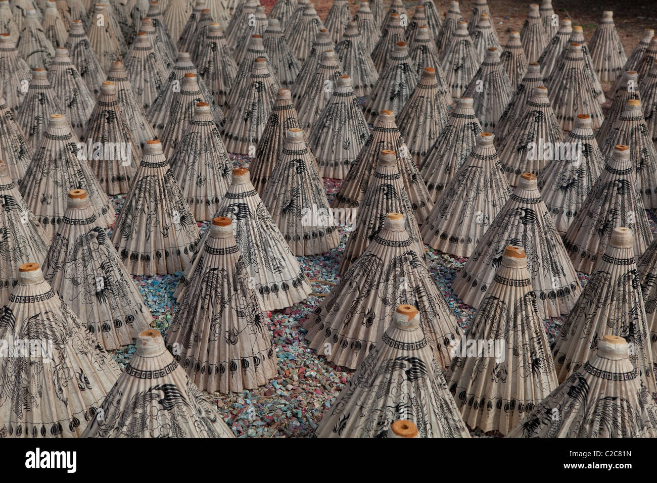 Ombrello coloratissimo sotto la luce del sole per asciugare in Bo Sang ombrello fare fabbrica. Sankamphaeng, Chiang Mai, Thailandia Foto Stock Ombrello coloratissimo sotto la luce del sole per asciugare in Bo Sang ombrello fare fabbrica. Sankamphaeng, Chiang Mai, Thailandia Foto Stock