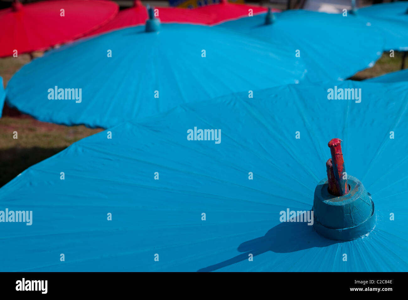 Ombrello coloratissimo sotto la luce del sole per asciugare in Bo Sang ombrello fare fabbrica. Sankamphaeng, Chiang Mai, Thailandia Foto Stock Ombrello coloratissimo sotto la luce del sole per asciugare in Bo Sang ombrello fare fabbrica. Sankamphaeng, Chiang Mai, Thailandia Foto Stock