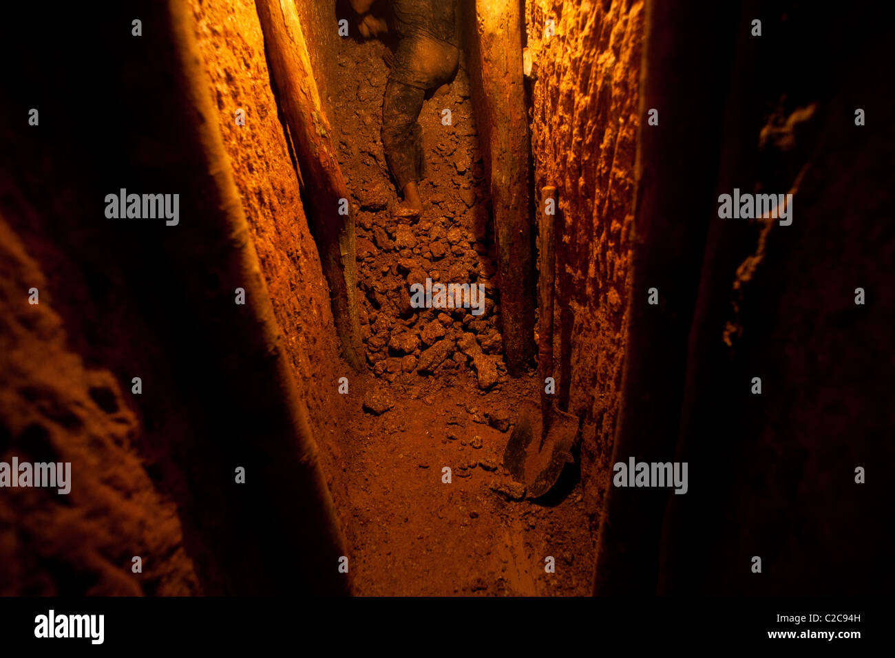 Hard rock mining in Amazzonia foresta di pioggia. Attività di estrazione mineraria, dove il minerale è estratto attraverso il tunnel e alberi. Foto Stock