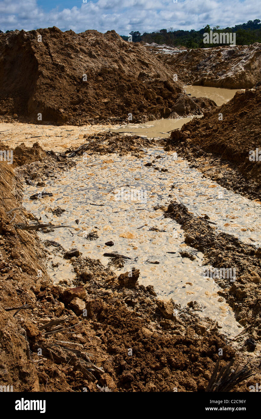 Amazon rain forest deforestazione stagni di acqua di sporcizia lasciati dopo mineraria idraulica è stata eseguita Foto Stock