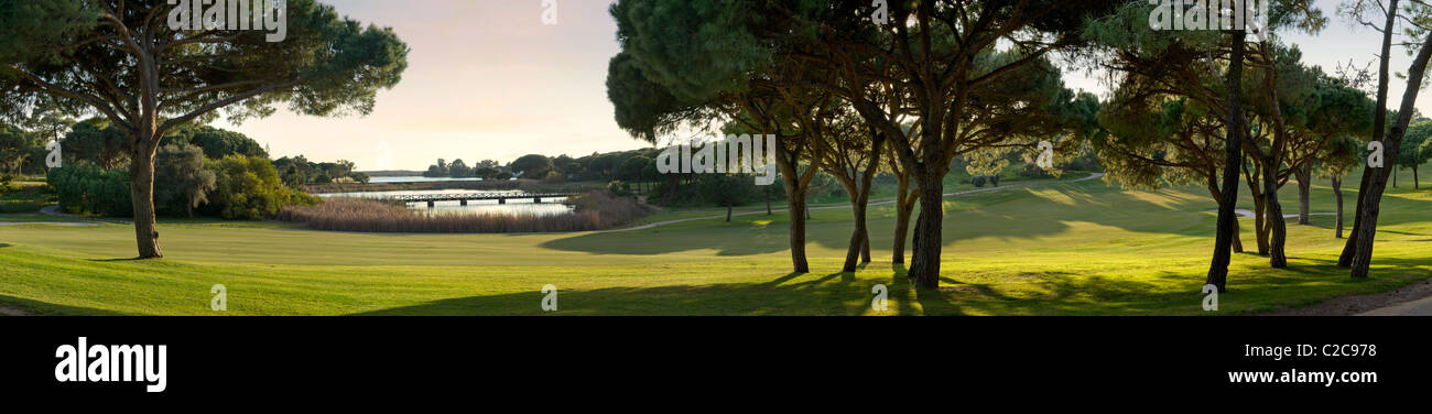 Il Portogallo, Algarve, fairway sul foro XIV, Quinta do Lago Sud campo da golf Foto Stock