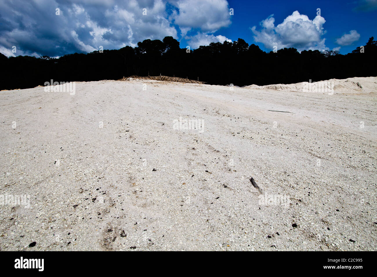 Amazzonia Foresta di pioggia la deforestazione a Agua Branca di miniere d'oro foresta villaggio divenne deserto dopo mineraria idraulica è stata eseguita Foto Stock