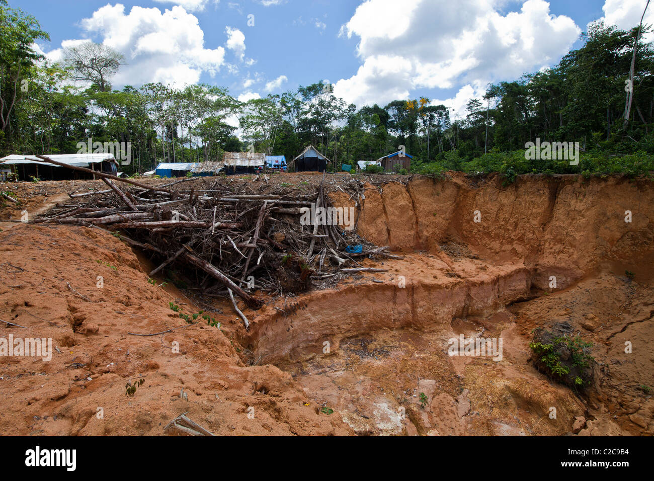 Amazon rain forest deforestazione Gold Miner area camping Pit già esplorato Foto Stock