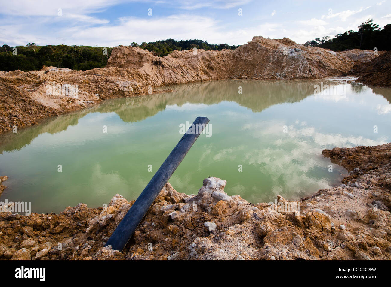 Amazon rain forest deforestazione stagni di acqua di sporcizia lasciati dopo mineraria idraulica è stata eseguita Foto Stock