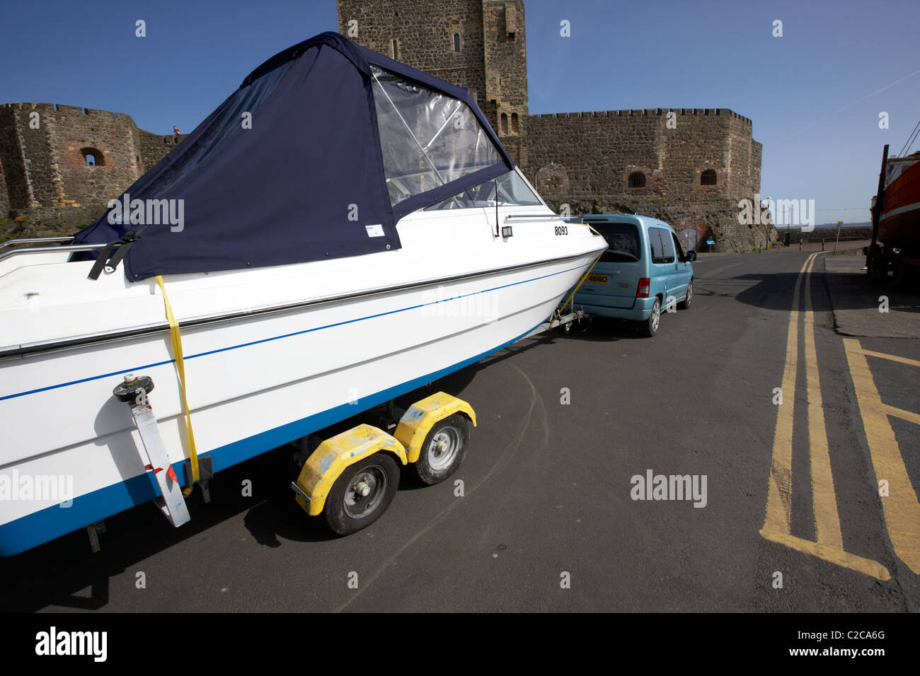 Traino auto barca sul rimorchio nel Regno Unito Foto Stock Traino auto barca sul rimorchio nel Regno Unito Foto Stock