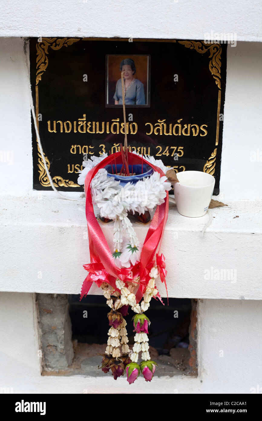 Ossario nel tempio, dopo cremare ceneri tenere accanto a del tempio. Lampang Thailandia Foto Stock