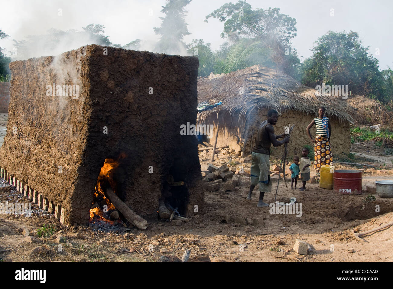 Mattone-forno ,Betou ,Fiume Ubangi ,Repubblica del Congo quattro à briques traditionnel Foto Stock