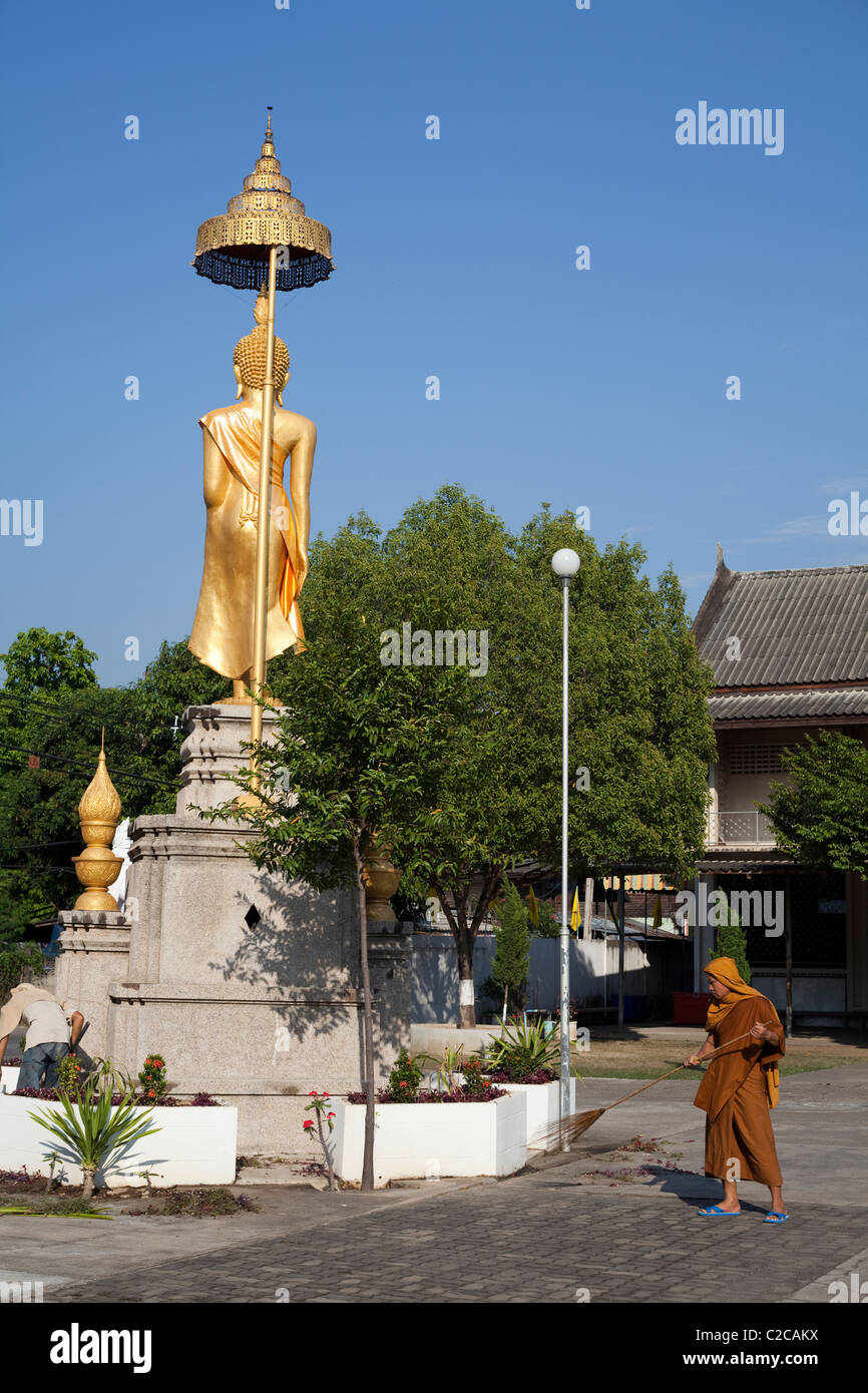 Wat Chai Mongkol tempio della Monaco ampie con una scopa, Lampang Thailandia Foto Stock