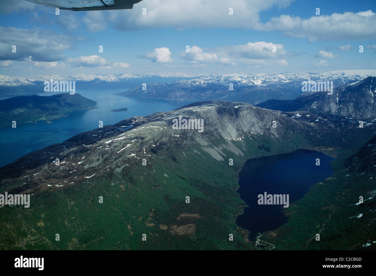 Volo sopra l'area del ghiacciaio di Folgefonna, regione Hardanger, Contea di Vestland, Norvegia, Europa Foto Stock