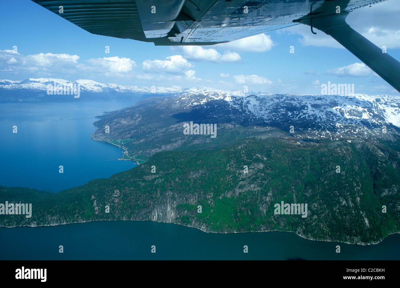 Volo sopra l'area del ghiacciaio di Folgefonna, regione Hardanger, Contea di Vestland, Norvegia, Europa Foto Stock